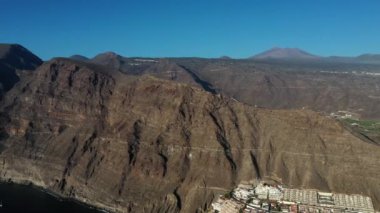 Günbatımında Acantilados de Los Gigantes uçurumlarının hava manzarası, Tenerife, Kanarya adaları, İspanya.
