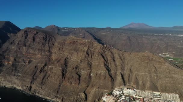 Luchtpanorama van Acantilados de Los Gigantes Kliffen van de Giants bij zonsondergang, Tenerife, Canarische eilanden, Spanje. — Stockvideo