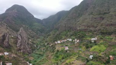 La Gomera Adası, Aşıklar Kayası, Kanarya Adaları 'ndaki dağlar. İspanya.