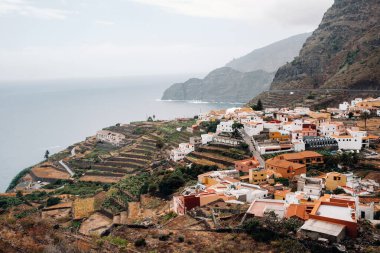 İspanya 'nın Kanarya Adaları' ndaki La Gomera adasının kayasındaki eski kasaba manzarası.