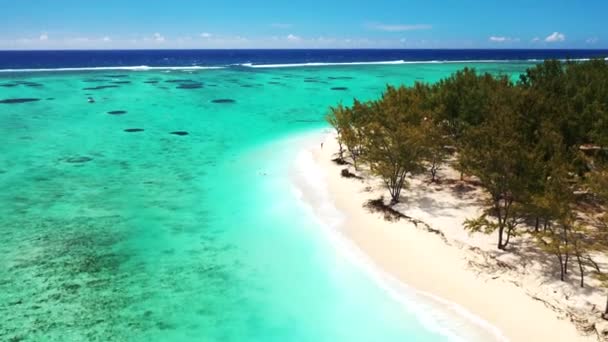 Mauritius adasındaki Le Morne plajının yüksekliğinden, Mauritius adasındaki Hint okyanusu manzarası. — Stok video