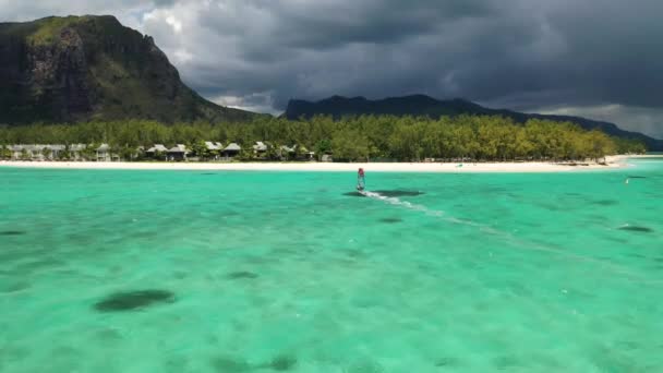 Пташиний погляд на екзотичне узбережжя острова Маврикій. Люди люблять чисту тропічну воду під час "Віндсерфінгу".. — стокове відео