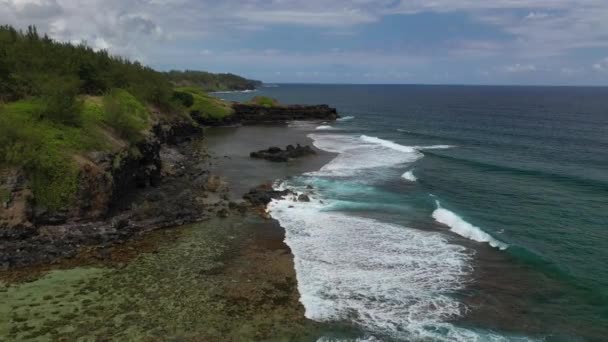 Gris Burnu 'nun kuş bakışı manzarası, doğal kaya oluşumlarının üzerinde dalgalar, Mauritius.. — Stok video