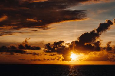 Mauritius 'ta muhteşem bir gün batımı manzarası. Bulutlar batan güneşe karşı.