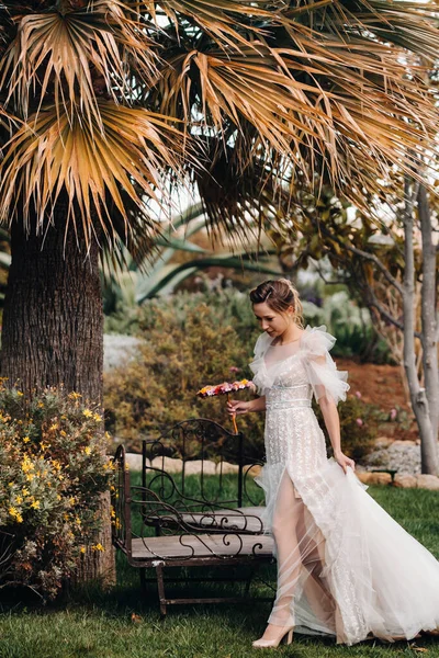 Una bella sposa con caratteristiche piacevoli in un abito da sposa è fotografata in Provenza. Ritratto della sposa in Francia — Foto Stock