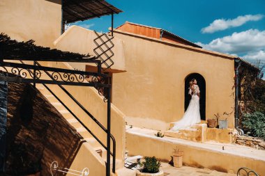 Provence 'de gelinlik giymiş güzel bir gelin fotoğrafı çekiliyor. Fransa 'daki gelinin portresi.