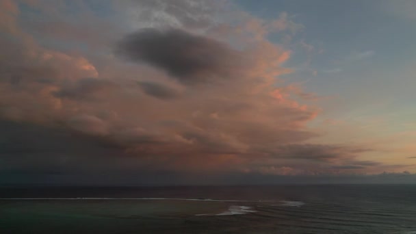 Increíble puesta de sol desde la altura del monte Le Morne Brabant y las olas del océano Índico en Mauricio Cascada submarina cerca del monte Le Morne en el océano Índico . — Vídeos de Stock