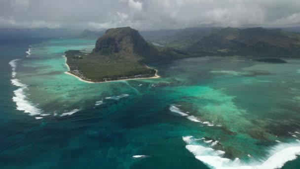 Vacker fågelperspektiv på berget Le Morne Brabant och vågorna i Indiska oceanen i Mauritius.Undervattensvattenfall nära berget Le Morne i Indiska oceanen — Stockvideo