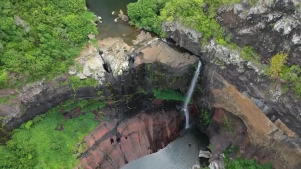 毛里求斯塔马拉林岛瀑布瀑布的级联。空中风景。塔马林瀑布的七座瀑布。自然观。野生动物 — 图库视频影像