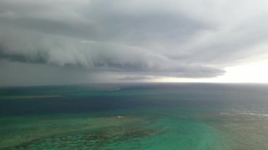 Okyanus üzerinde hareket eden fırtına bulutları. Destansı tropik fırtına bulutları. Hint Okyanusu. Mauritius.