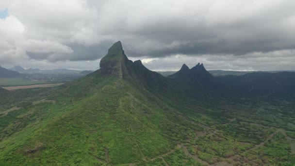 Disparando de arriba a abajo los picos de montañas y selvas de Mauricio, el cielo en las nubes — Vídeos de Stock