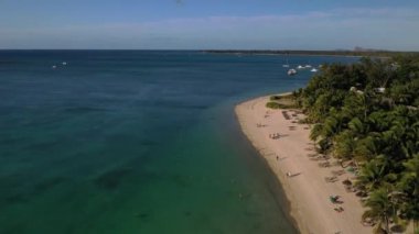 Rıhtım kıyısı boyunca sahil ve mercan resifi ve palmiye ağaçları Mauritius, Afrika, Mauritius adasının kıyısında rıhtım.