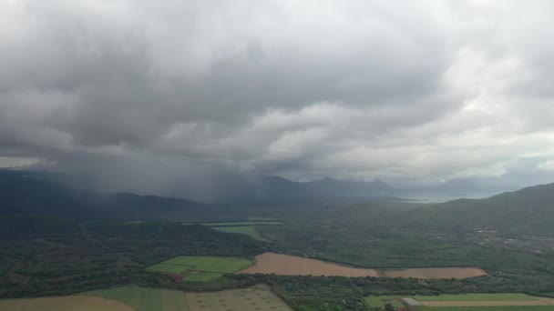 Bovenaanzicht van landelijke velden en regen in de verte, Mauritius — Stockvideo