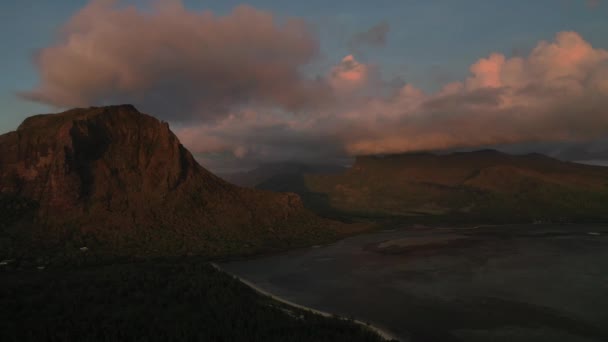 Úžasný západ slunce z výšky hory Le Morne Brabant a vlny Indického oceánu na Mauriciu. Podvodní vodopád u hory Le Morne v Indickém oceánu. — Stock video