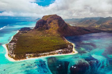 UNESCO 'nun dünya mirası bölgesi Le Morne Brabant' ın kuş bakışı görüntüsü. Mauritius adasının mercan kayalıkları..