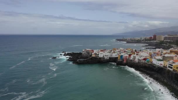Vista para a cidade de Puerto dela Cruz, a ilha de Tenerife, praias negras no oceano Atlântico — Vídeo de Stock