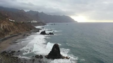 Tenerife, siyah volkanik kumu olan vahşi Benijo plajı. Atlantik okyanusunun dalgaları