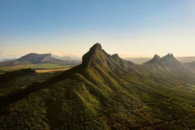 Mauritius adasındaki dağların ve tarlaların havadan görünüşü.