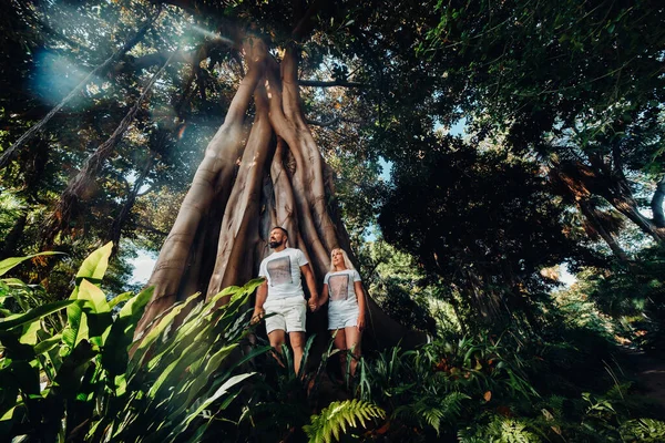 Pareja Joven Emocionada Safari Selva Tropical — Foto de Stock