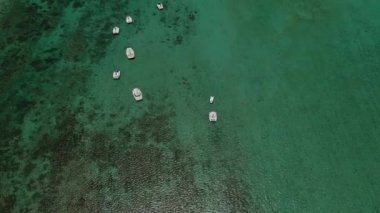 Hint okyanusunda yüzen kar beyazı katamaranların en üst görüntüsü. Hint okyanusunun mercan kayalıkları, Mauritius.