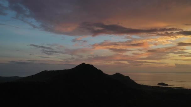 Increíble puesta de sol desde la altura del monte Le Morne Brabant y las olas del océano Índico en Mauricio Cascada submarina cerca del monte Le Morne en el océano Índico . — Vídeo de stock