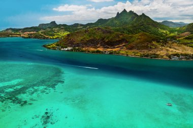 Mauritius Adası 'nın doğu kıyısının havadan görüntüsü. Mauritius Adası 'nın güzel gölü yukarıdan vuruldu. Turkuaz gölde tekne gezintisi..