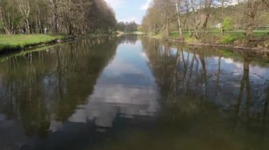 Parkın oradaki nehir. Belarus 'taki nehrin üst manzarası..