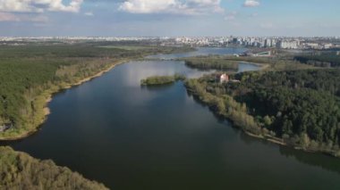 Minskis şehri yakınlarındaki bir nehir ve ormanın üzerinde uçuyorlar. Su havzası işgalcileri. Belarus. Avrupa..