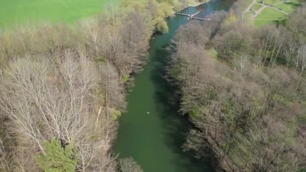 Pont piétonnier sur la rivière.Vue de dessus d'un pont insolite sur une rivière en Biélorussie 