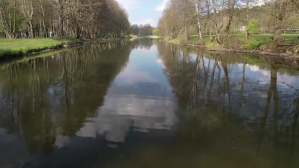 La rivière dans le parc. Vue de dessus de la rivière en Biélorussie . — Video