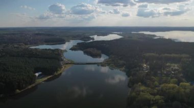 Minsk. şehri yakınlarındaki bir nehir ve ormanın üzerinde uçuyorlar. Uzay istilacılarından oluşan bir tank. Belarus..