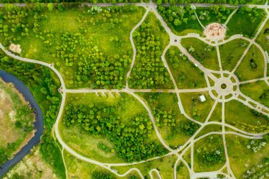 Minsky 'deki loshitsky Parkı' nın yüksekliğinden bak. Loshitsky Parkı 'nda viraj yolları. Belarus..