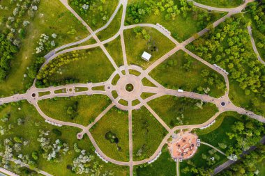 Minsky 'deki loshitsky Parkı' nın yüksekliğinden bak. Loshitsky Parkı 'nda viraj yolları. Belarus..