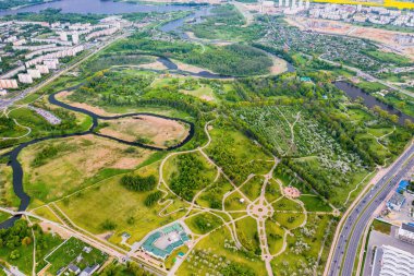 Minsky 'deki loshitsky Parkı' nın yüksekliğinden bak. Loshitsky Parkı 'nda viraj yolları. Belarus..
