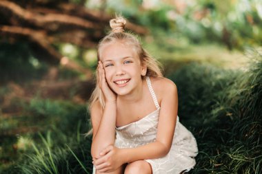 Yaz tatilindeki mutlu çocuk. Seyahat ve macera.