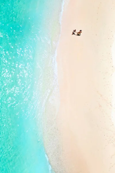 Одна Пара Йде Вздовж Маврикійського Пляжу Індійському Океані Верхній Вигляд — стокове фото