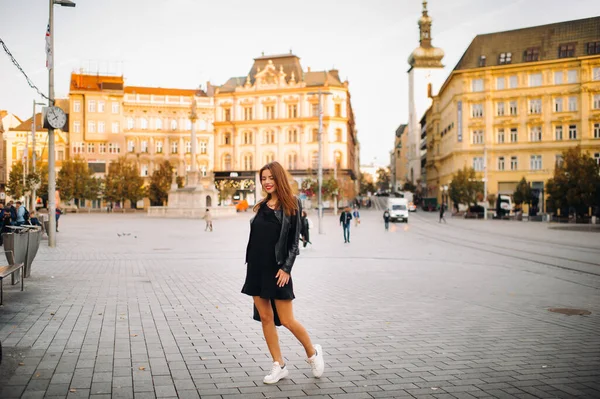 Uma Jovem Menina Bonita Elegante Vestido Verão Preto Jaqueta Com — Fotografia de Stock