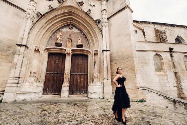 Una Sposa Elegante Abito Sposa Nero Posa Nell Antica Città — Foto Stock