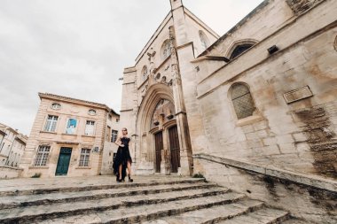 Siyah gelinlikli şık bir gelin, eski Fransız şehri Avignon 'da poz veriyor. Güzel siyah elbiseli bir manken. Provence 'de fotoğraf çekimi.