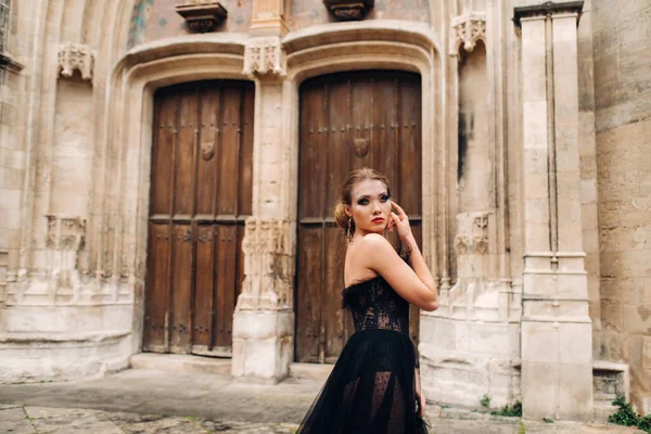 Uma Noiva Elegante Vestido Noiva Preto Posa Antiga Cidade Francesa — Fotografia de Stock