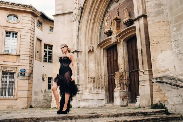 Una Sposa Elegante Abito Sposa Nero Posa Nell Antica Città — Foto Stock