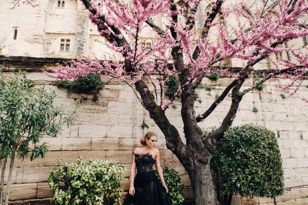 黒のウェディングドレスを着たスタイリッシュな花嫁は 古代フランスのアヴィニョン市でポーズをとっています 美しい黒のドレスのモデル プロバンスでの写真撮影 — ストック写真