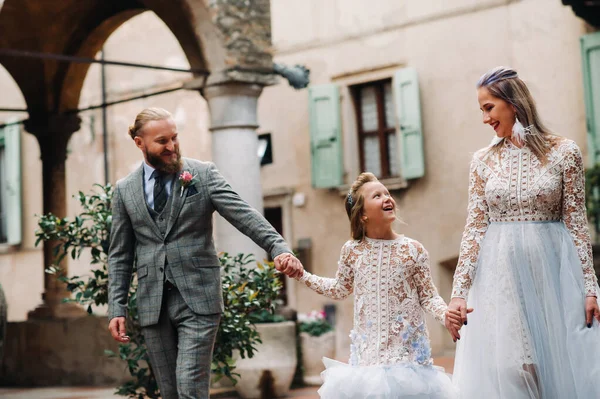 Glad Ung Familj Vandrar Genom Den Gamla Staden Sirmione Italien — Stockfoto