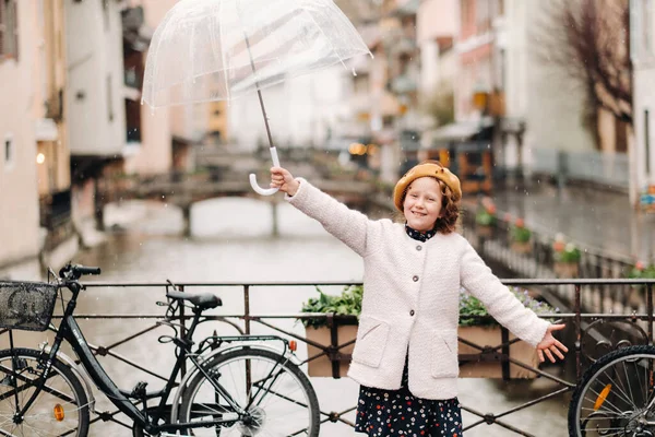 Fröhliches Schönes Mädchen Einem Mantel Mit Durchsichtigem Regenschirm Annecy Frankreich — Stockfoto