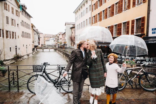 Hermosa Familia Con Sombrillas Tiempo Lluvioso Annecy France Family Caminar — Foto de Stock