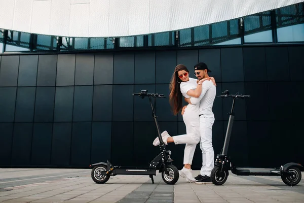 Bir Kız Bir Adam Şehirde Elektrikli Scooterlarla Dolaşıyorlar Birbirine Aşık — Stok fotoğraf
