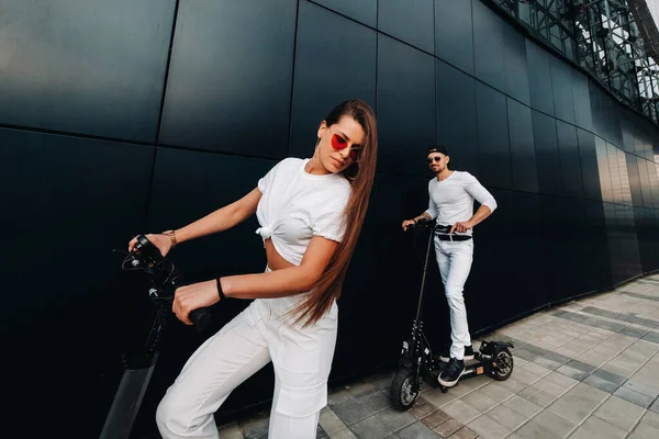 Una Chica Chico Están Caminando Scooters Eléctricos Por Ciudad Una — Foto de Stock