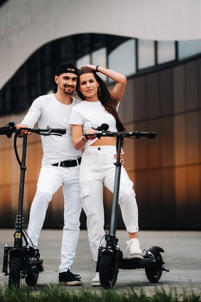 Bir Kız Bir Adam Şehirde Elektrikli Scooterlarla Dolaşıyorlar Birbirine Aşık — Stok fotoğraf