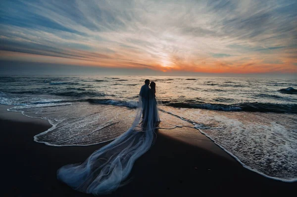 Couple Amoureux Coucher Soleil Sur Fond Mer Couple Méconnaissable Portrait — Photo