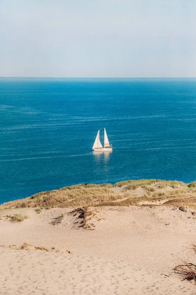 Weißes Segelboot Vor Dem Hintergrund Der Dünen Und Des Blauen — Stockfoto